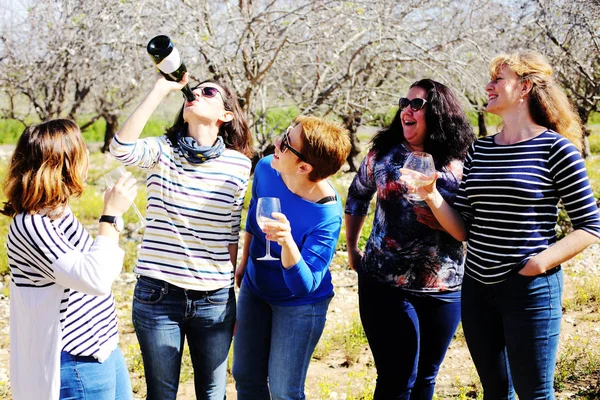 Glimlachend echt rijpe vrouwen houdt champagneglazen — Stockfoto