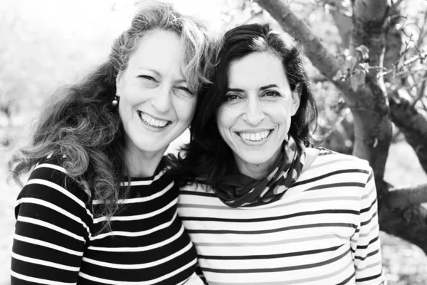 Portrait de deux souriantes vraies femmes matures en plein air — Photo