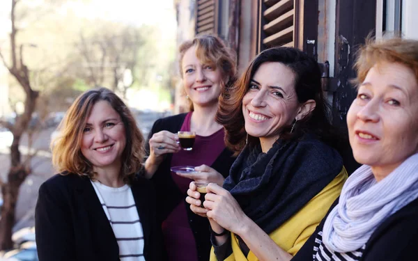 Las Mujeres Mejores Amigas Sonriendo Bebiendo Café Mañana —  Fotos de Stock