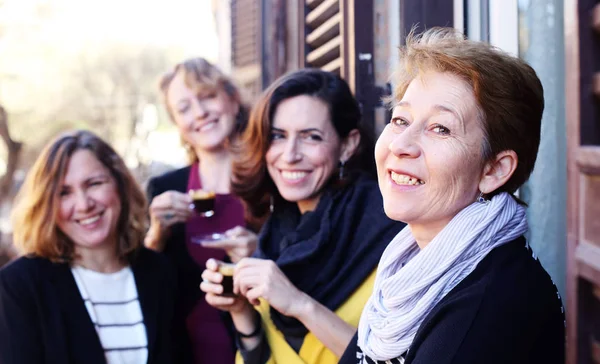 Vrouwen Beste Vrienden Lacht Drinken Koffie Ochtend — Stockfoto