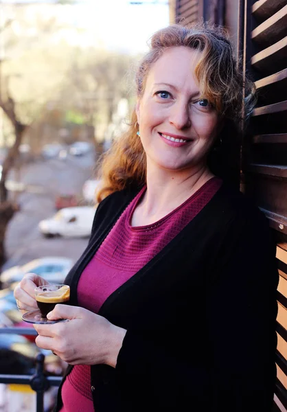 Mooie Rijpe Vrouw Staande Het Balkon Uitkijken Straat — Stockfoto