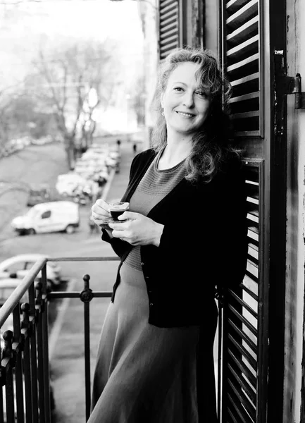 Mooie Rijpe Vrouw Staande Het Balkon Uitkijken Straat — Stockfoto