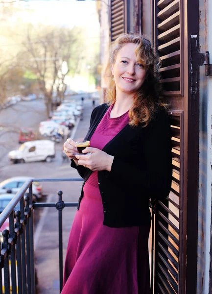 Schöne Reife Frau Steht Auf Dem Balkon Und Schaut Auf — Stockfoto