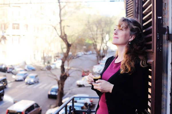 Piękna Starsza Kobieta Stoi Balkonie Patrząc Ulicę — Zdjęcie stockowe