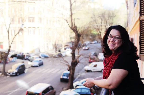 Mooie Rijpe Vrouw Staande Het Balkon Uitkijken Straat — Stockfoto