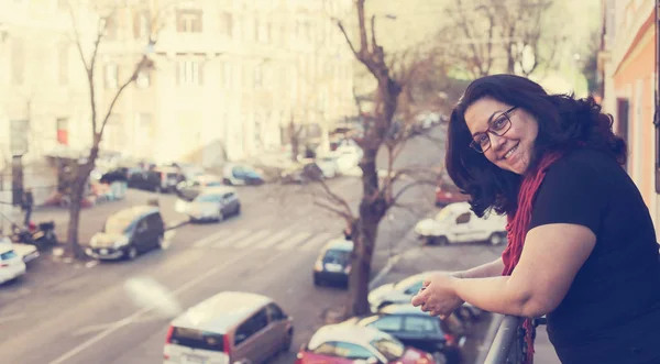 Mooie Rijpe Vrouw Staande Het Balkon Uitkijken Straat — Stockfoto