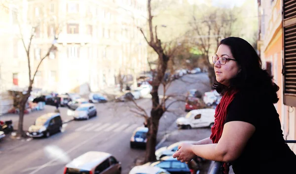 Mooie Rijpe Vrouw Staande Het Balkon Uitkijken Straat — Stockfoto