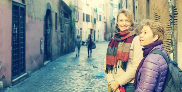 Mulheres Melhores Amigos Sorrindo Andando Cidade — Fotografia de Stock