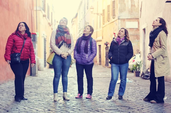 Die Besten Freundinnen Lächeln Und Spazieren Der Stadt — Stockfoto