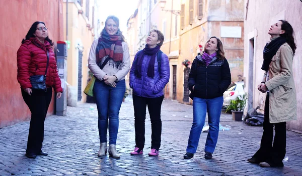 Mujeres Mejores Amigas Sonriendo Caminando Ciudad — Foto de Stock