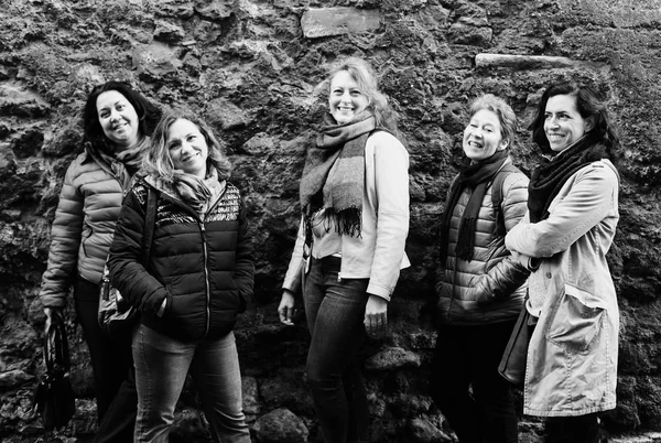 Mujeres Mejores Amigas Sonriendo Caminando Ciudad —  Fotos de Stock