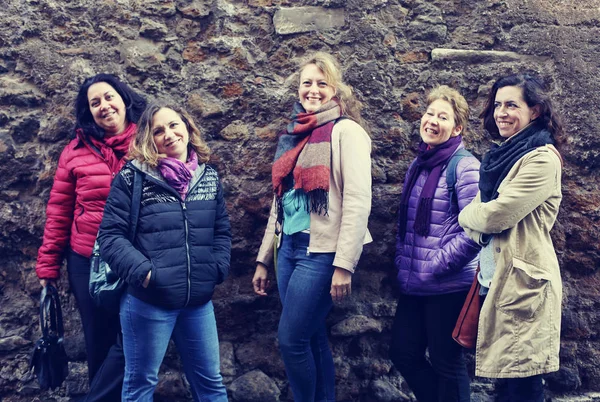 Mujeres Mejores Amigas Sonriendo Caminando Ciudad —  Fotos de Stock