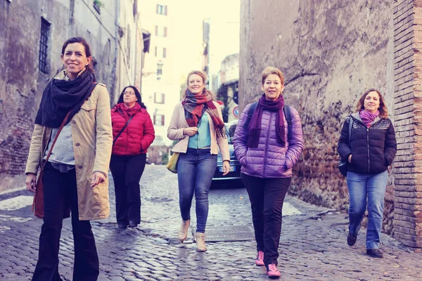 Mujeres Mejores Amigas Sonriendo Caminando Ciudad —  Fotos de Stock