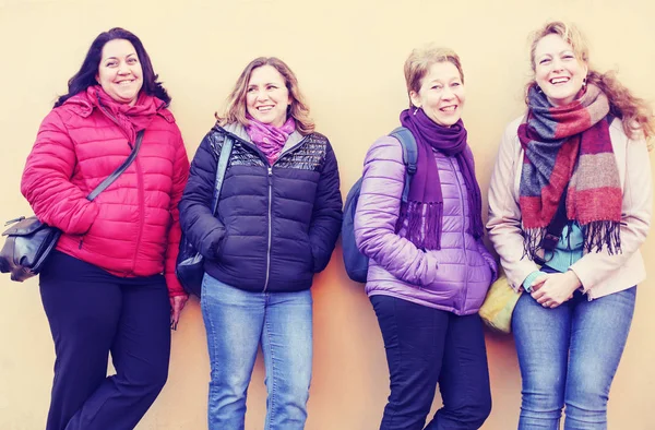Mujeres Mejores Amigas Sonriendo Caminando Ciudad Aire Libre Estilo Vida —  Fotos de Stock