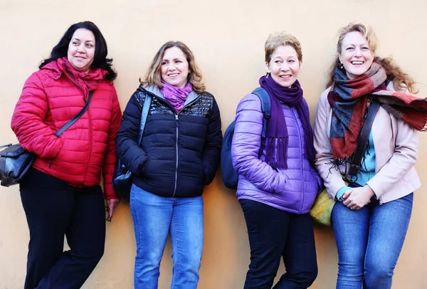 Mujeres Mejores Amigas Sonriendo Caminando Ciudad Aire Libre Estilo Vida —  Fotos de Stock