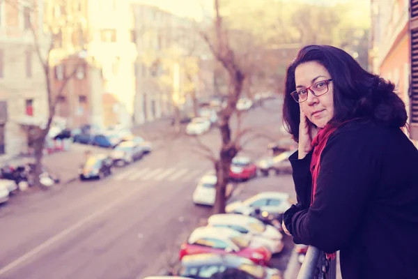 Bella Donna Matura Piedi Sul Balcone Guardando Strada — Foto Stock