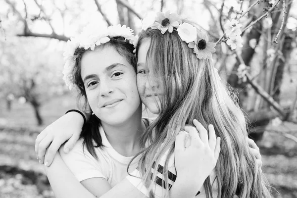 Porträt Zweier Teenager Freundinnen Freien — Stockfoto