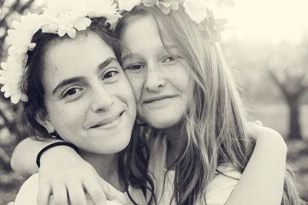 Porträtt Två Tonåriga Flickvänner Utomhus — Stockfoto