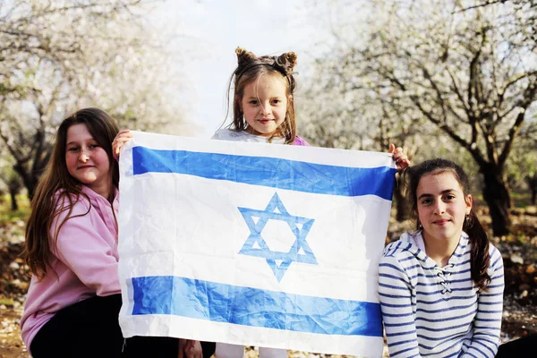Девушки Держат Флаг Израиля Улице — стоковое фото