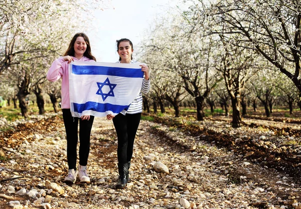 Två Tonårsflickor Håller Israelisk Flagga Utomhus — Stockfoto