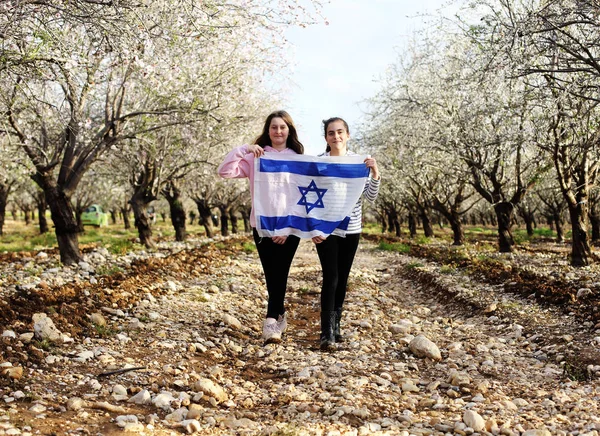 Two Teenage Girls Holding Israeli Flag Outdoors — Stock Photo, Image
