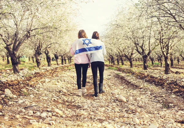 Two Teenage Girls Holding Israeli Flag Outdoors — Stock Photo, Image