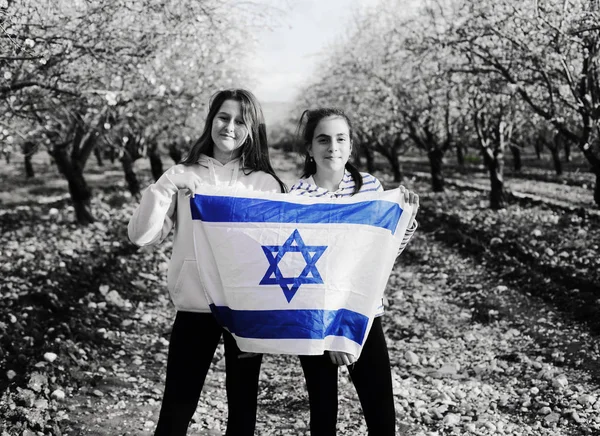 Két Tizenéves Lány Tartja Izraeli Zászlót Kint — Stock Fotó