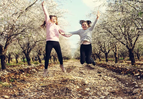 Twee Tiener Meisjes Buitenshuis — Stockfoto