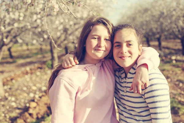 Two Teenage Girlfriends Outdoors — Stock Photo, Image