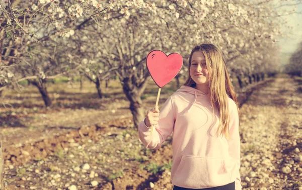 Anos Idade Menina Segurando Coração Forma Vermelha — Fotografia de Stock