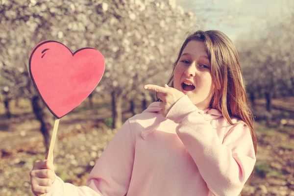 Años Niña Sosteniendo Rojo Forma Corazón — Foto de Stock