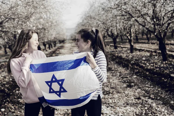 Duas Adolescentes Estão Segurando Uma Bandeira Israelense Livre — Fotografia de Stock