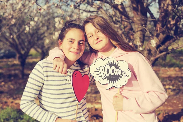 Duas Namoradas Adolescentes Segurando Boom Forma Forma Coração — Fotografia de Stock