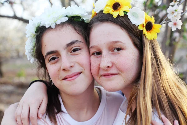 Porträtt Två Tonåriga Flickvänner Utomhus — Stockfoto