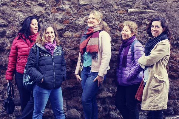 Kobiet Najlepsi Przyjaciele Uśmiechając Się Chodzenie City — Zdjęcie stockowe