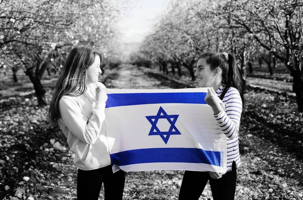 Duas Adolescentes Estão Segurando Uma Bandeira Israelense Livre — Fotografia de Stock