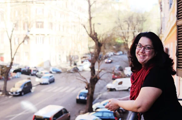 Caddeye Bakıyor Balkonda Duran Güzel Olgun Kadın — Stok fotoğraf