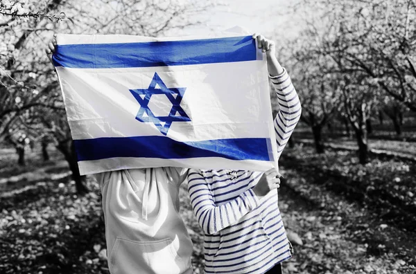Két Tizenéves Lány Tartja Izraeli Zászlót Kint — Stock Fotó