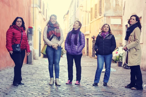 Vrouwen Beste Vrienden Glimlachend Lopen Stad — Stockfoto