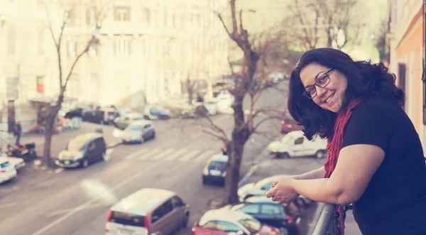 Schöne Reife Frau Steht Auf Dem Balkon Und Schaut Auf — Stockfoto