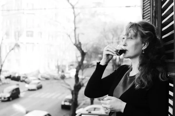 Mooie Rijpe Vrouw Staande Het Balkon Uitkijken Straat — Stockfoto