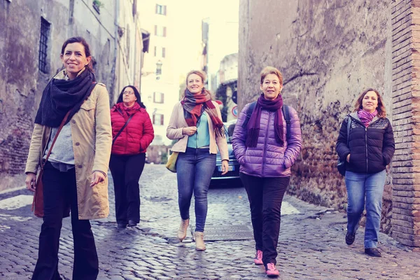 Vrouwen Beste Vrienden Glimlachend Lopen Stad — Stockfoto