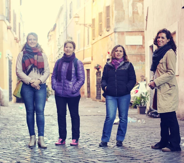 Mulheres Melhores Amigos Sorrindo Andando Cidade — Fotografia de Stock