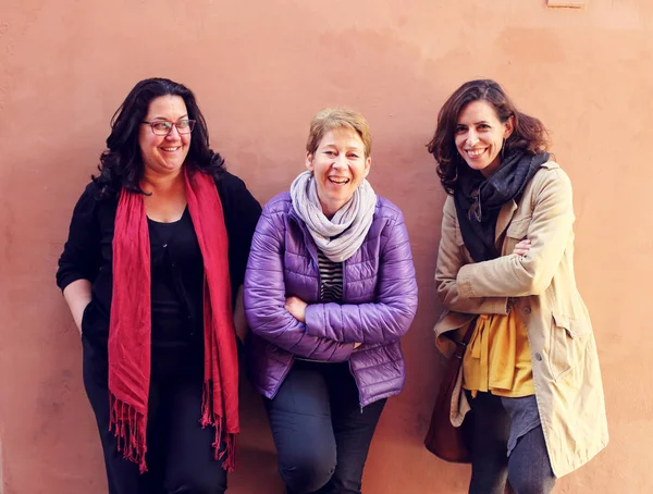 Mujeres mejores amigas sonriendo y caminando en la ciudad. Al aire libre l —  Fotos de Stock