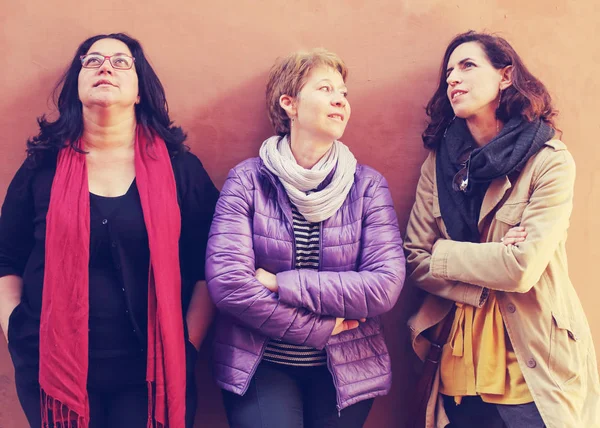 Mujeres mejores amigas sonriendo y caminando en la ciudad. Al aire libre l —  Fotos de Stock