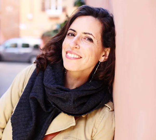 Outdoor portrait of happy smiling woman — Stock Photo, Image