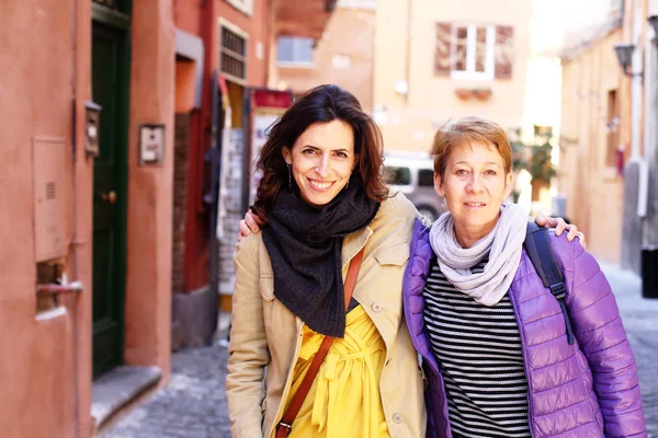 Portrait extérieur de deux femmes souriantes — Photo