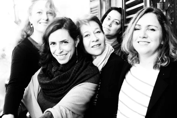 Kadın Gülümseyerek Sabah Kahve Içme Arkadaşlarım — Stok fotoğraf