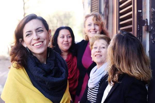 Las mujeres mejores amigas sonriendo, bebiendo café de la mañana —  Fotos de Stock