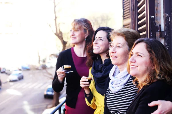 Las mujeres mejores amigas sonriendo, bebiendo café de la mañana —  Fotos de Stock